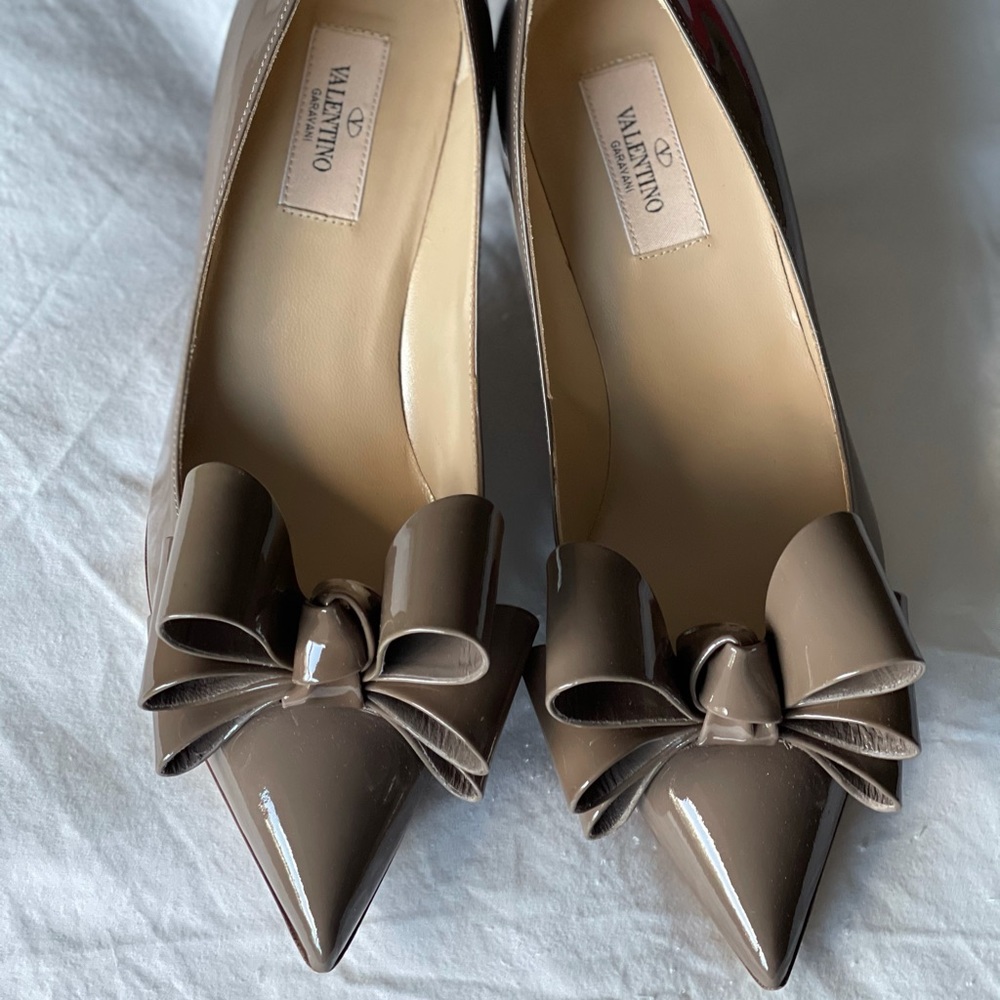 Valentino medium heel taupe patent pump